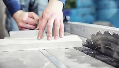 Üretim aşamasında aletler ve elektrikli testerelerle atölye çalışması