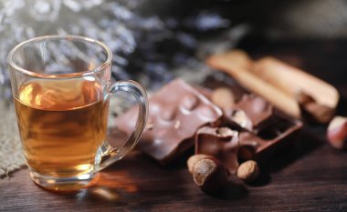 Bir servis masasında demlenmiş çay.