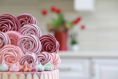 Farklı kremalı güzel pasta bisküvisi ve dekorasyon.