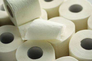 Tuvalet kağıdı rulo halinde. Kar beyazı, yumuşak, üç katmanlı tuvalet kağıdı. Hijyen ürünleri eksikliği. Birincil koruma ve dezenfeksiyon.