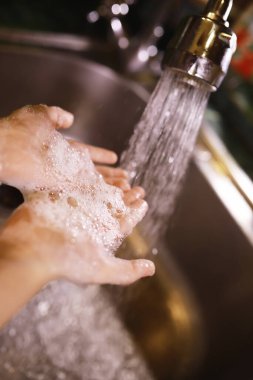 Hijyen kuralları. Yemekten önce el yıkama. Sabunlu antibakteriyel eller. Virüs enfeksiyonunu önlemenin yolu. Coronavirus koruması.