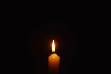 Alevler içindeki bir mumdan yanan mum Wick. Üzüntü ve yalnızlığın sembolü. Başınız sağ olsun. Yanan mum. Din.
