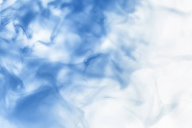 Suyun içinde bir tutam boya. Sudaki boyanın çözülmesi. Su kirliliği. Sanat yaratıcılığı kavramı.