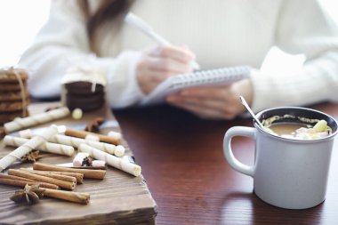 Kış kahvaltısı. Bir fincan sıcak çikolata, şekerleme ve taze pişmiş kurabiyeler. Zencefilli kurabiye ve kahve..