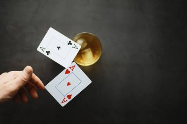 Konsept kart numaraları ve sunumlar. Oyunlarda keskinlik kavramı. Havada uçan kartlar. Bir sihirbaz, düşünce gücüyle kartları kaldırır..