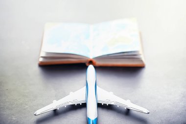 Seyahat konsepti. Turist aksesuarları uçuşta toplanıyor. Alkol, kamera, harita ögeleri.