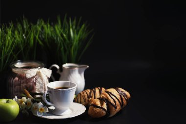 Masada Fransız kahvaltısı. Çikolatalı kahve kruvasanı ve kremalı sürahi. Taze hamur işleri ve kafeinsiz kahve..