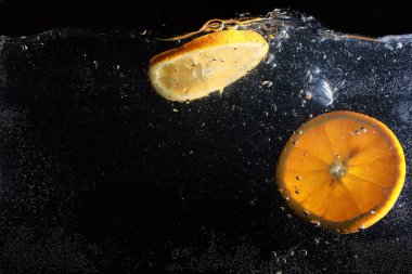 Olgun tatlı portakala su damlaları. Metnin için kopyalama alanı olan yeni Mandarin arkaplanı. Vejetaryen ve vejetaryen kavramı.