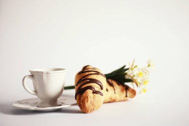 Masada Fransız kahvaltısı. Çikolatalı kahve kruvasanı ve kremalı sürahi. Taze hamur işleri ve kafeinsiz kahve..