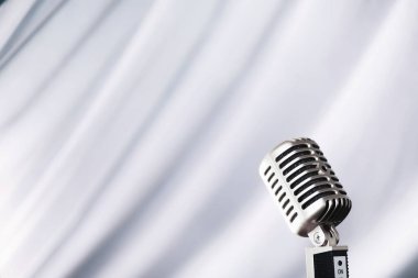 Retro mikrofonun yanında dur. Tripodun üzerindeki mikrofon. Klasik mikrofonlu sanatçının performansı. Mikrofonlu bir sahne.