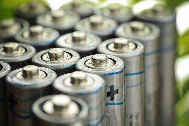 Farklı boyutlarda piller. Çevreye önem vermek. Kullanılmış pillerin imhası.