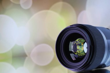 Ekipman kameramanı ve fotoğrafçı. Masadaki lensler parlak lambaların arka planına karşı. Kamera camının yansımasında parla ve bokeh.