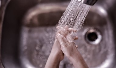 Hijyen kuralları. Yemekten önce el yıkama. Sabunlu antibakteriyel eller. Virüs enfeksiyonunu önlemenin yolu. Coronavirus koruması.