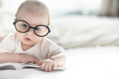 Yeni doğmuş bir bebek yumuşak bir yatakta yatıyor. Çocukların duygu eğitimi.