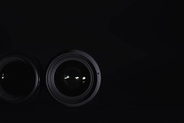 Operatör masasındaki kameraya görüntü. Fotoğraf merceğinin camında bir işaret fişeği. Siyah arkaplan ve fotoğrafçı tekniği..