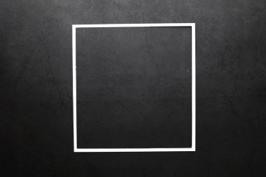 Masada bir bardak kırmızı şarap. Siyah şişe ve bir bardak şarap..