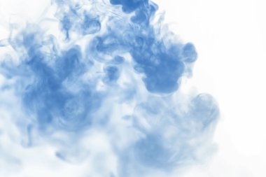 Suyun içinde bir tutam boya. Sudaki boyanın çözülmesi. Su kirliliği. Sanat yaratıcılığı kavramı.