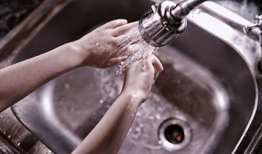 Hijyen kuralları. Yemekten önce el yıkama. Sabunlu antibakteriyel eller. Virüs enfeksiyonunu önlemenin yolu. Coronavirus koruması.