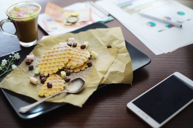 Doldurulmuş Viyana waffle 'ı. Kahve masası. Tatil için kahvaltıda güzel kokulu kurabiyeler..