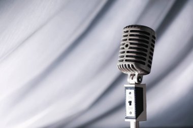 Retro mikrofonun yanında dur. Tripodun üzerindeki mikrofon. Klasik mikrofonlu sanatçının performansı. Mikrofonlu bir sahne.
