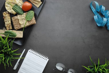 Düzgün beslenme. Sağlıklı bir yaşam tarzı. Diyet için kuru ekmek ruloları. Kilo verme ve sağlıklı bir yaşam tarzı. Masada sebzeli ve otlu ekmek ruloları..