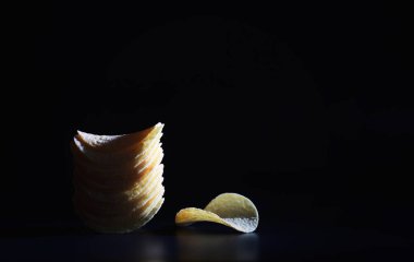 Patates ve mısır cipsi. Atıştırmalık tuzlu aperatif. Zararlı ürünler. Lezzetli cipsler.