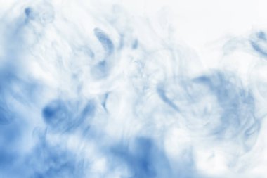 Suyun içinde bir tutam boya. Sudaki boyanın çözülmesi. Su kirliliği. Sanat yaratıcılığı kavramı.