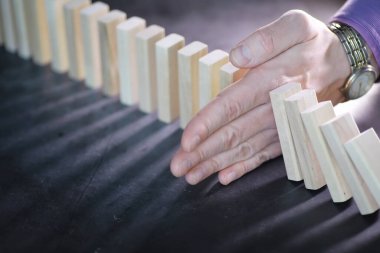 İş konsepti. Rusya 'nın ulusal para biriminin değer kaybı. Rublonun sembolü. Enflasyon ve durgunluk. Ülke ekonomisini sembolize eden soyut düşen sütunlar.