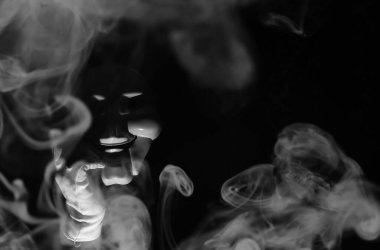 Siyah arka planda beyaz, korkunç bir maske..