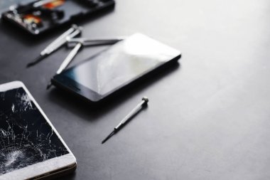 Kırık dokunmatik ekranlı akıllı telefon. Cep telefonu bozuk. Telefon bozuldu. Cep telefonuna kırık cam takmak. Akıllı telefon onarımı.