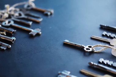 Kilit için antika anahtarlar. Koyu taştan bir arka planda geçmişe dönük anahtarlar. Hedefe ulaşmak için yolu seçme kavramı.