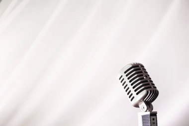 Retro mikrofonun yanında dur. Tripodun üzerindeki mikrofon. Klasik mikrofonlu sanatçının performansı. Mikrofonlu bir sahne.