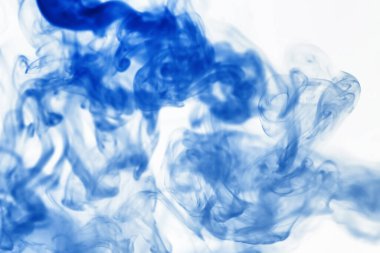 Suyun içinde bir tutam boya. Sudaki boyanın çözülmesi. Su kirliliği. Sanat yaratıcılığı kavramı.