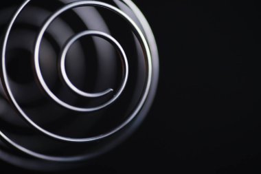 Metal spiral. Sonsuz dönüşler konsepti. Altın oran. Anılar ve yaşam yolu kavramı.