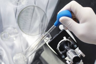 Laboratuvar araştırması. Uyuşturucu testi. Laboratuvarda kimyasal deneyler. Tıp subayının masasında çeşitli test tüpleri ve deney tüpleri var..