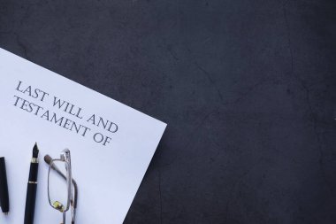 Yasal konsept. Son vasiyeti yazma prosedürü. Vasiyetnameli kağıtlar masada. Son arzunun ve vasiyetinin kaydı..