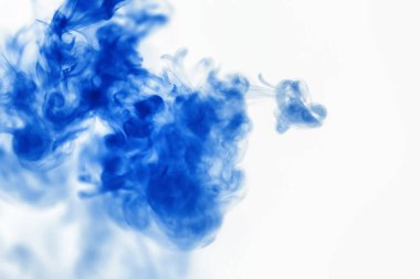 Suyun içinde bir tutam boya. Sudaki boyanın çözülmesi. Su kirliliği. Sanat yaratıcılığı kavramı.