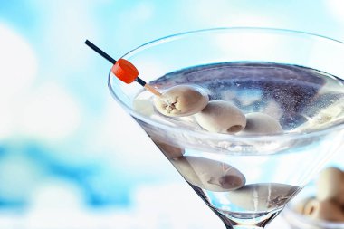 Seyahat konsepti. Turist aksesuarları uçuşta toplanıyor. Alkol, kamera, harita ögeleri.