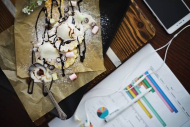 Doldurulmuş Viyana waffle 'ı. Kahve masası. Tatil için kahvaltıda güzel kokulu kurabiyeler..