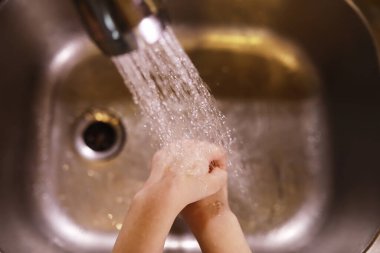 Hijyen kuralları. Yemekten önce el yıkama. Sabunlu antibakteriyel eller. Virüs enfeksiyonunu önlemenin yolu. Coronavirus koruması.