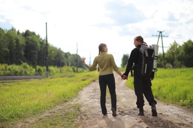 Sırt çantasıyla ve otostopla seyahat ediyor.