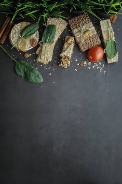 Düzgün beslenme. Sağlıklı bir yaşam tarzı. Diyet için kuru ekmek ruloları. Kilo verme ve sağlıklı bir yaşam tarzı. Masada sebzeli ve otlu ekmek ruloları..