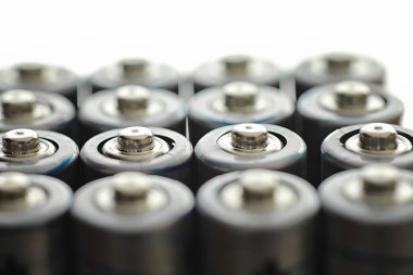 Farklı boyutlarda piller. Çevreye önem vermek. Kullanılmış pillerin imhası.