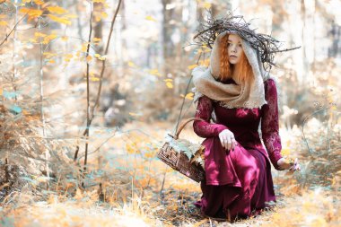 Falcı ormanın derinliklerinde bir ayin düzenler.