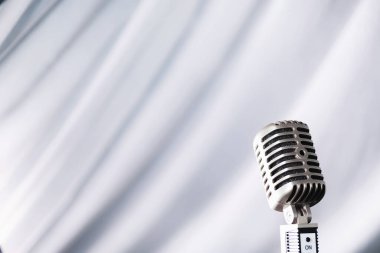 Retro mikrofonun yanında dur. Tripodun üzerindeki mikrofon. Klasik mikrofonlu sanatçının performansı. Mikrofonlu bir sahne.
