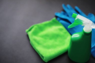 Ev temizliği konsepti. Yüzeylerin tozunu sil. Dezenfektan kapısı TV elektriğini kontrol ediyor. Evdeki karantinada hijyenik tedavi.