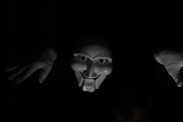 Máscara Assustadora Branca Fundo Preto Com Mãos Brancas — Fotografia de Stock