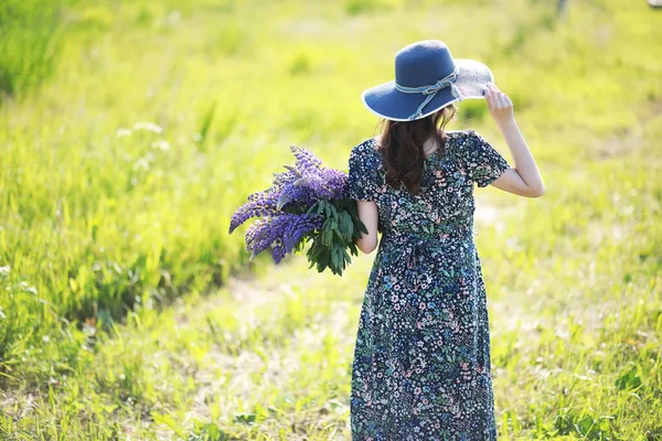 Üzerinde Lupinlerle Tarlada Hamile Bir Kız — Stok fotoğraf