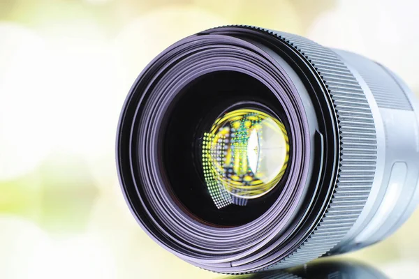 Equipamento Videógrafo Fotógrafo Lentes Mesa Contra Fundo Lâmpadas Brilhantes Brilho — Fotografia de Stock