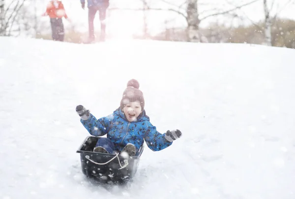 Barn Parken Vintern Barn Leker Med Snö Lekplatsen Skulpterar Snögubbar — Stockfoto